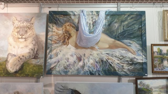 В Екатеринбурге на выставке картины с нагими девушками заклеили стикерами
