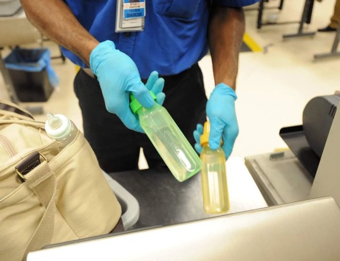 Почему на борт самолета нельзя проносить жидкость