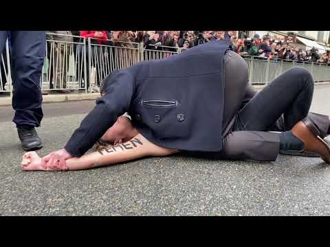 FEMEN встречали Путина в Париже