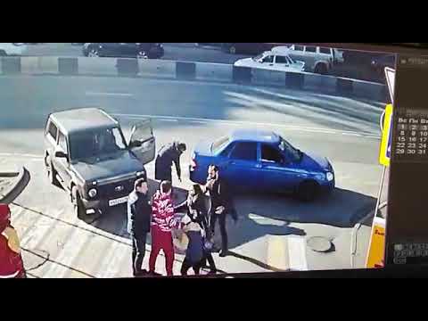 Одним ударом подбил две челюсти!