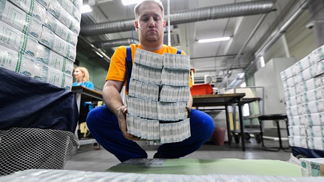 Госдуме предложили раздать людям 1 трлн рублей просто так Госдуме предложили раздать людям 1 трлн рублей просто так