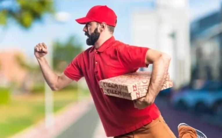 В московской компании ищут курьеров, которые будут есть пиццу вместе с клиентом