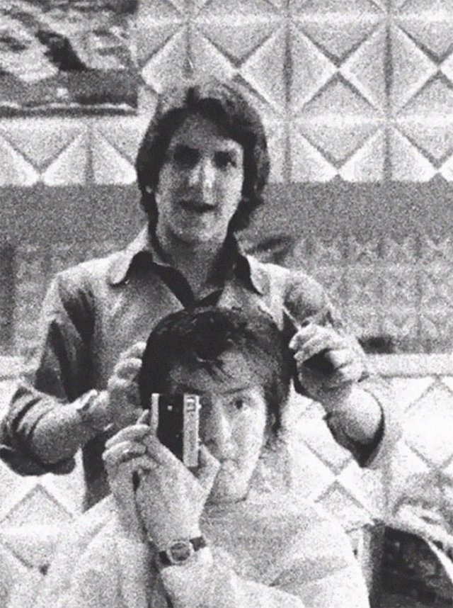 Британец в течение 40 лет ходил к одному и тому же парикмахеру, фотографируя каждый свой визит