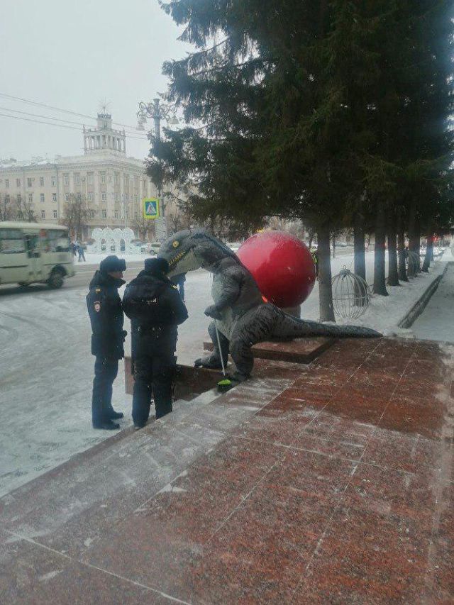 Курганский динозавр пришел подмести крыльцо у здания облправительства и озадачил полицейских