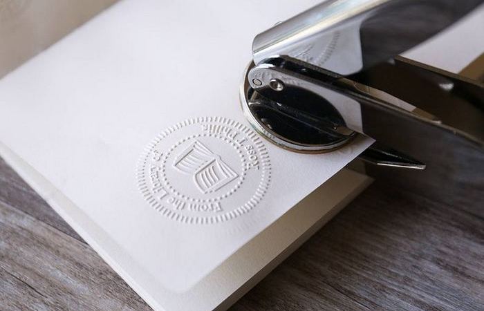 Почему библиотечный штамп ставится именно на 17-ю страницу книги