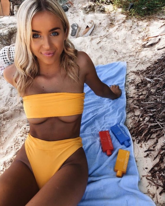 Underboob: девушки с полуобнаженной грудью
