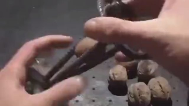 Приспособление для колки грецких орехов