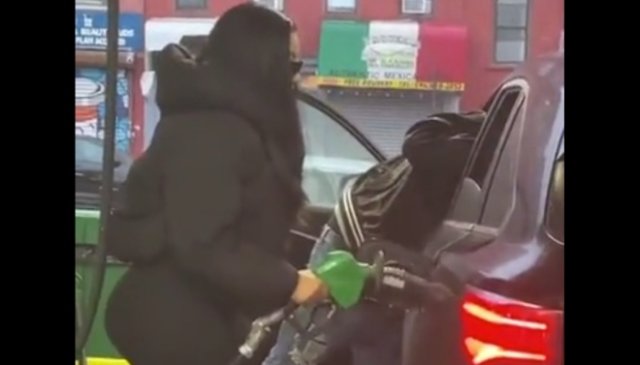 Девушка вставила пистолет в бензобак интересным образом