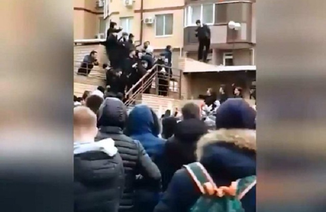 Сын чеченского чиновника забросал людей деньгами и спровоцировал давку
