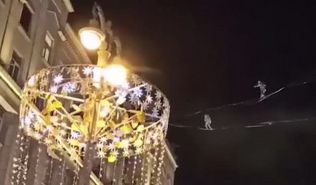Канатоходец в центре Москвы