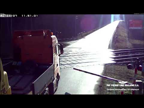 Поезд против тягача с экскаватором