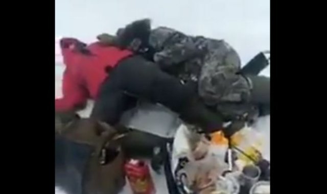 Приехал научиться зимней рыбалке