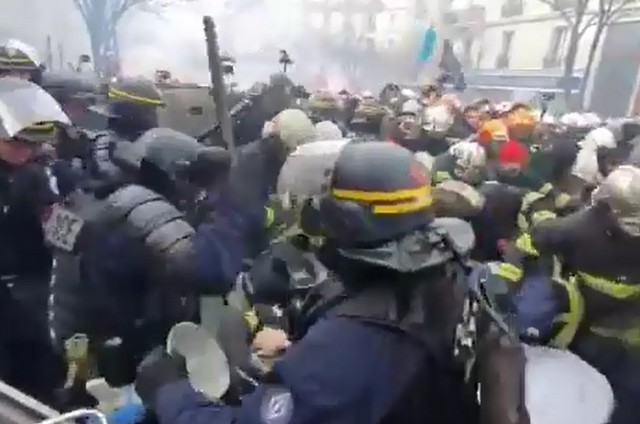 Жесткое столкновение «желтых жилетов» и властей Франции