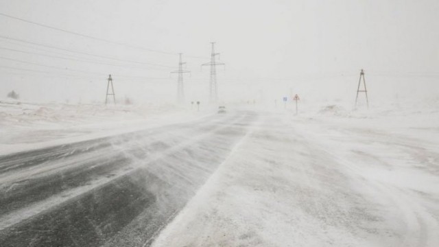 Сильная метель в казахской степи