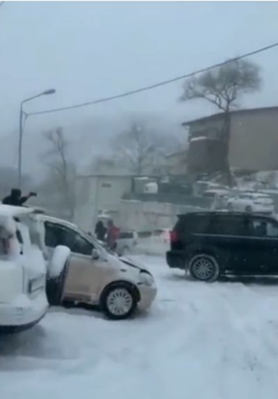 Каждый год одно и тоже. Выпал снег во Владивостоке - горожане празднуют день жестянщика