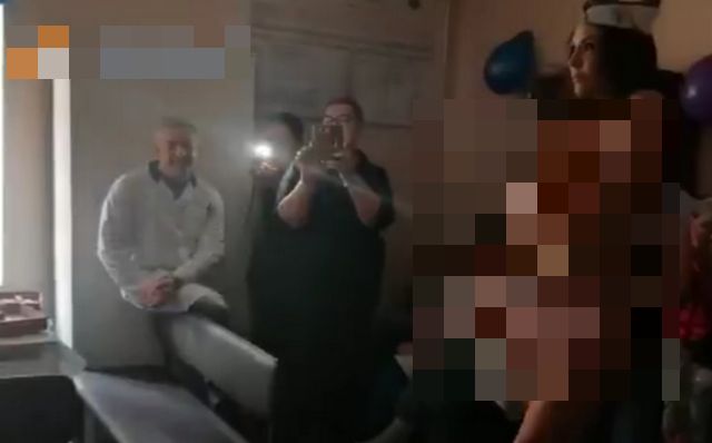 К сотрудникам петербургского морга в честь Дня защитника Отечества приехала стриптизерша