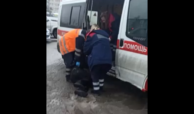 "Носилки для больных": врачи грубо затолкали пьяного мужчину в карету скоро помощи