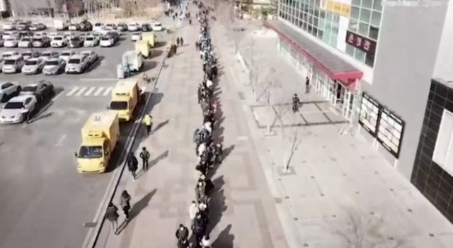 В Южной Корее люди выстраиваются в километровые очереди за медицинскими масками