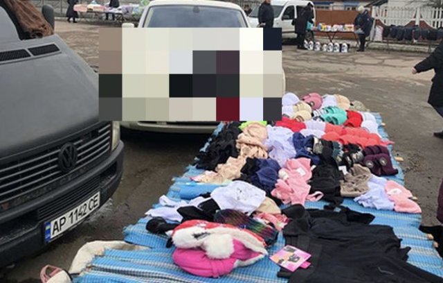 В Украине девушка торговала картошкой из машины, явно для этого не предназначенной