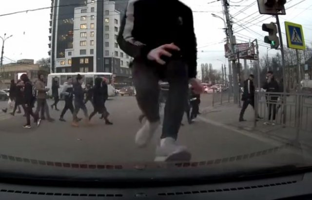 В Воронеже малолетки начали новый челлендж — они бегают по машинам, стоящим на светофоре