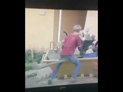 Студента взяли разнорабочим на стройку