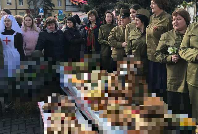 На масленицу жителям Кропоткина предложили отведать знамя Победы из икры и закусить сладкими фронтовиками