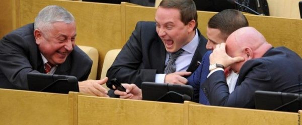 При принятии поправки о досрочных выборах непереизбравшиеся в Госдуму депутаты получат годовую зарплату