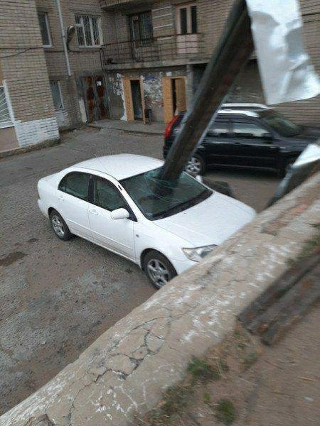 Ураган в Чите: порывами ветра уносит гаражи и сносит крыши