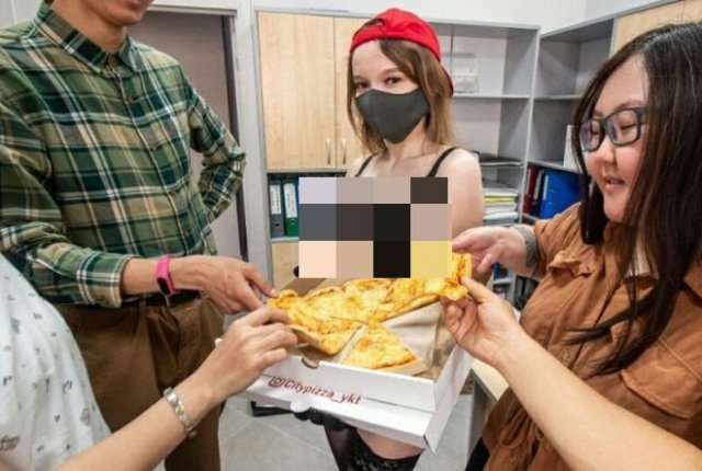 В Якутске стриптизерши остались без работы и устроились курьерами в пиццерию