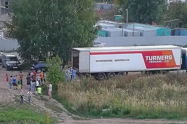 Это шутка была... В Казани жильцы микрорайона за два часа разобрали фуру арбузов, которую оставили проветриваться