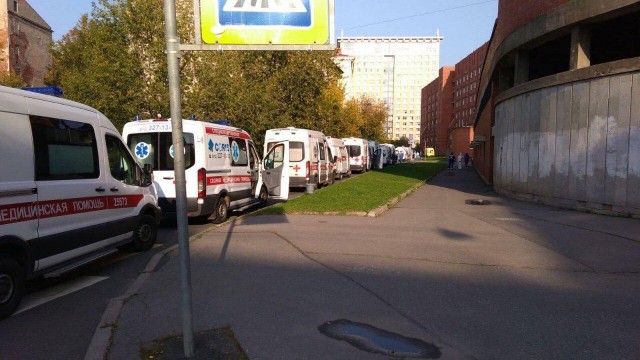 В Петербурге снова выстроилась очередь из скорых