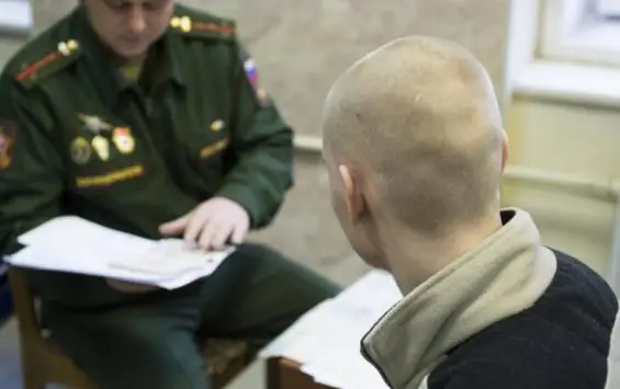 17-летняя девушка из Курска привела в военкомат 30 призывников