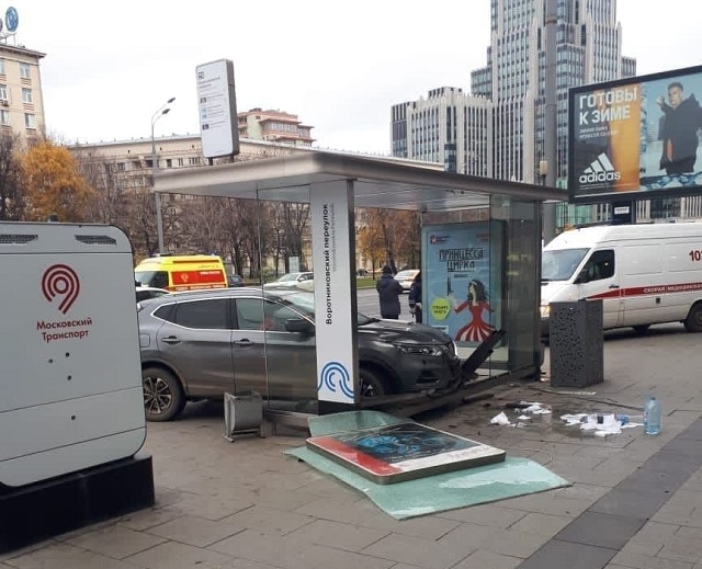 В Москве женщина на Nissan въехала в остановку: есть пострадавшие