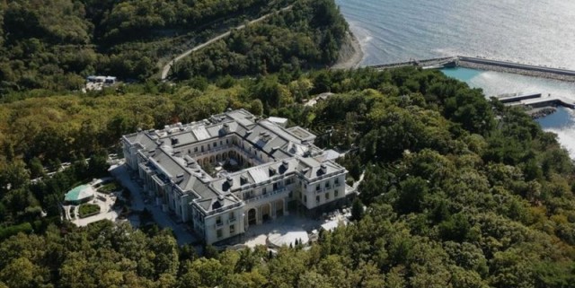 "Отрицать бесполезно". Биограф Путина подтвердил: дворец в Геленджике — подарок президенту от олигархов