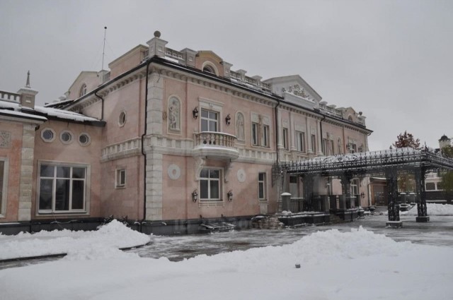 Дворец из розового мрамора за 1,65 миллиарда рублей. Дворец семьи главы Росгвардии — самый дорогой из выставленных на продажу