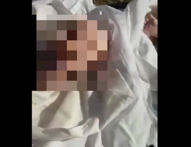 Отец, вместо тел своих умерших детей, на похоронах обнаружил кукол в саванах