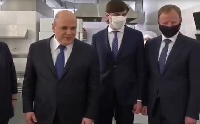 Михаил Мишустин продегустировал меню в школьной столовой в Барнауле, но сам съел не все