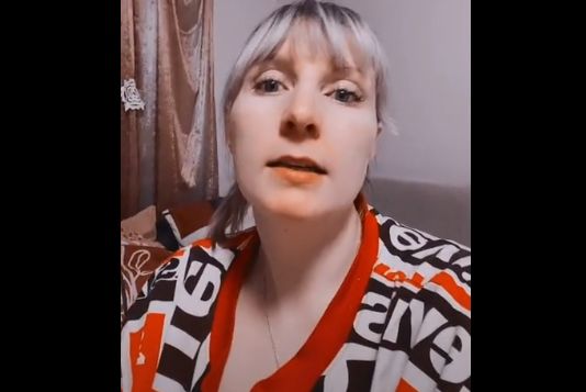 Ей ка нет. Та или нет. Меня нет. Нет меня надпись. Вы одна на миллион картинка.