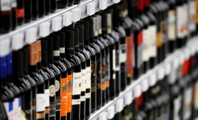 В России могут запретить продажу алкоголя и сигарет покупателям с детьми