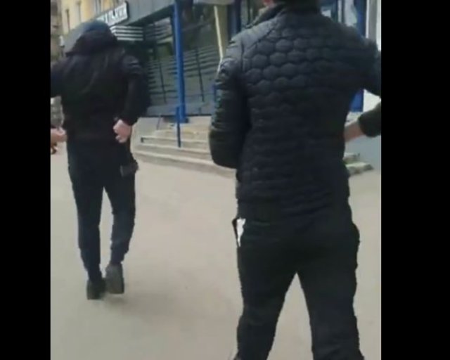 В Мариуполе неадекватный мужик с топором разгромил супермаркет