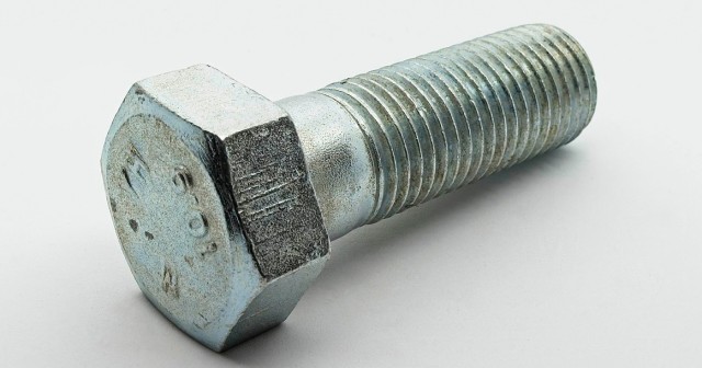 Москвичу, купившему в интернете IPhone 12 Pro Max, пришла посылка со здоровенным болтом