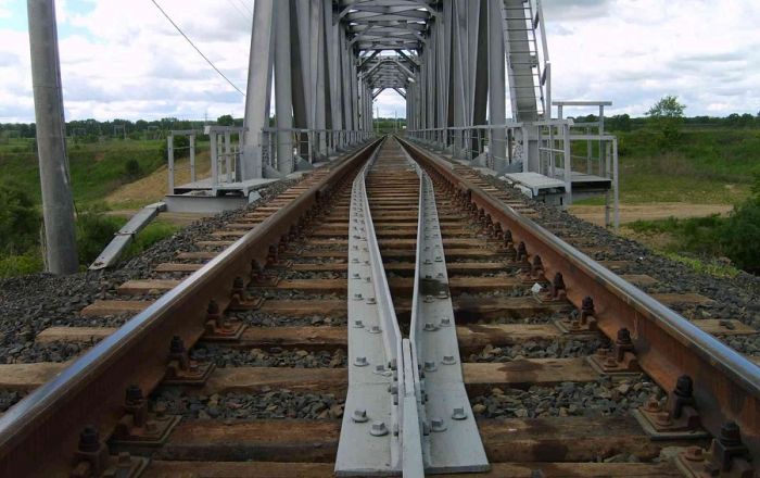 Зачем на жд мостах ставят два странных рельса