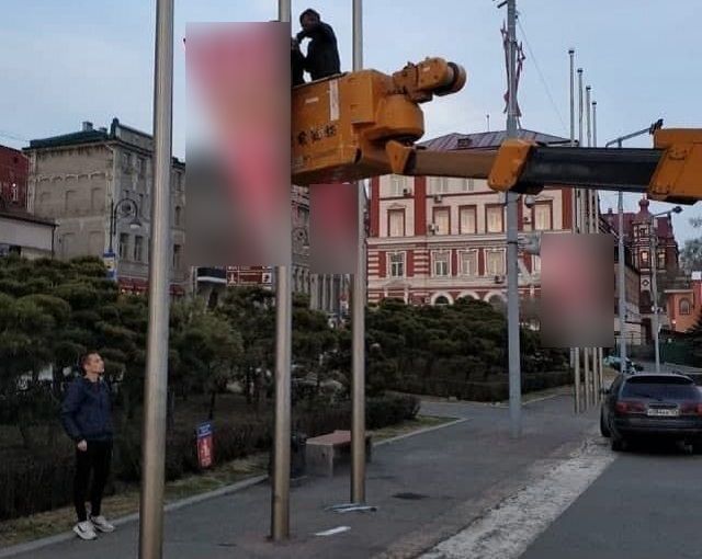 Жители Владивостока возмутились флагами, которыми украсили город ко Дню Победы
