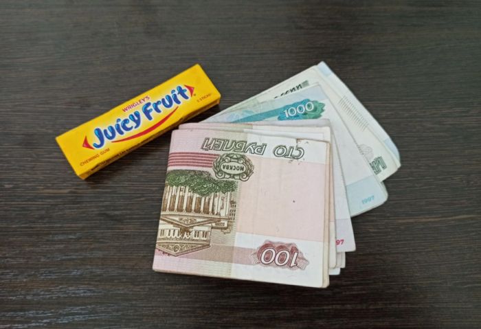 Помещаем деньги в пачку из под жвачки: оригинальный подарок на день рождения