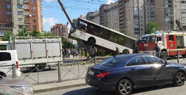 В Петербурге на Ленинском проспекте автобус въехал в столб