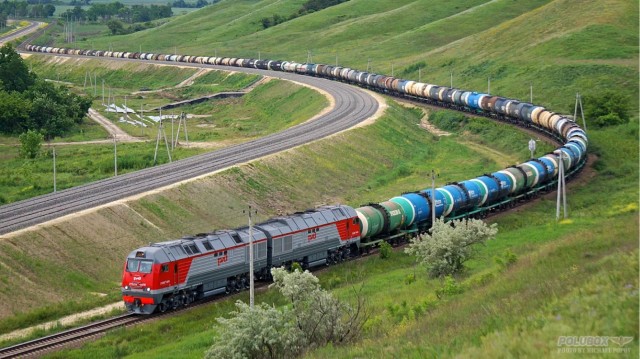 Вопрос уровня 8 класса: почему поезд перед стартом сдает немного назад