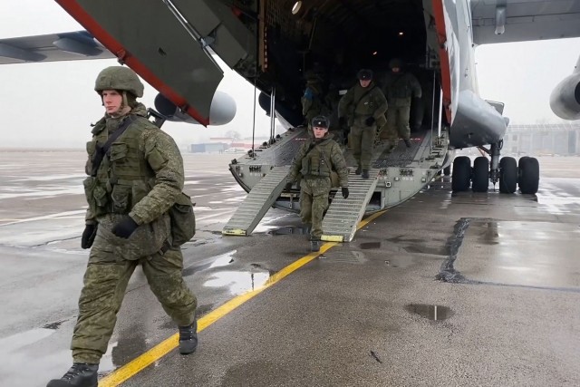 С подмосковного аэродрома «Чкаловский» вылетели двенадцать российских военно-транспортных самолетов с военными и техникой ВДВ