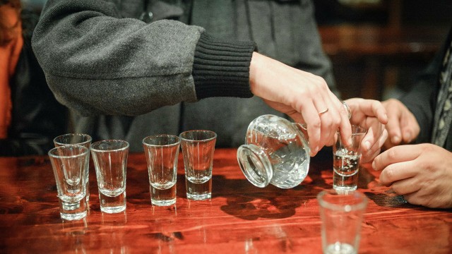 Водка способна защитить от «омикрона» – рассказывает доктор медицинских наук, академик РАН Сергей Колесников