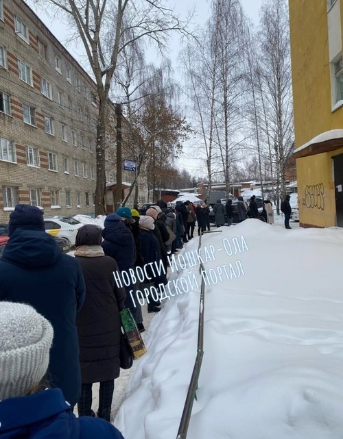 В Йошкар-Оле люди с температурой с утра стоят на улице в очереди в поликлинику