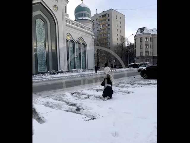 Пикантная фотосессия у Московской соборной мечети